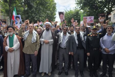 ملت ایران این روزها همدلانه در کنار یکدیگر هستند