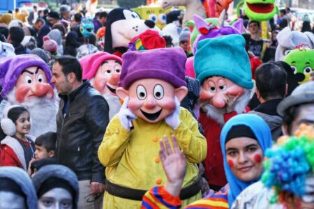 شادپیمایی ۱۲۰ عروسک در جشنواره بین‌المللی تئاتر کودک