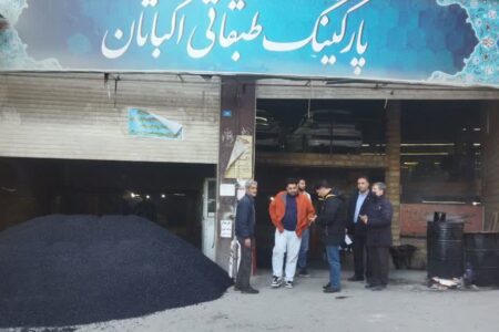 اجرای گسترده عملیات آسفالت‌ریزی در پارکینگ طبقاتی اکباتان